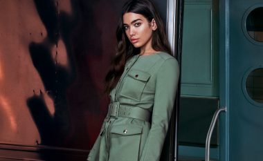 Dua Lipa duket për mrekulli në reklamën e kompanisë italiane “Patrizia Pepe” (Video)