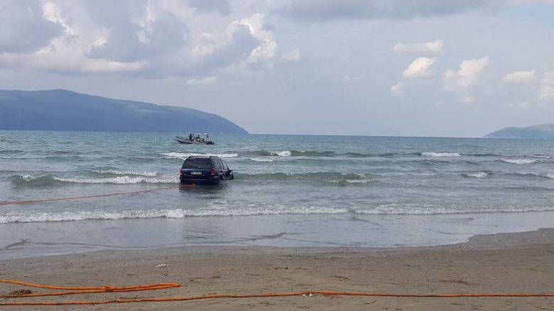 Në Vlorë notojnë edhe makinat, xhipi përfundon në det (Foto-Video)