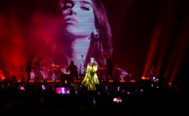 Dua Lipa krijon atmosferë fantastike në koncertin e Dubait (Video)