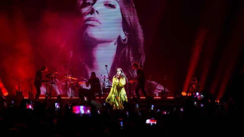 Dua Lipa krijon atmosferë fantastike në koncertin e Dubait (Video)