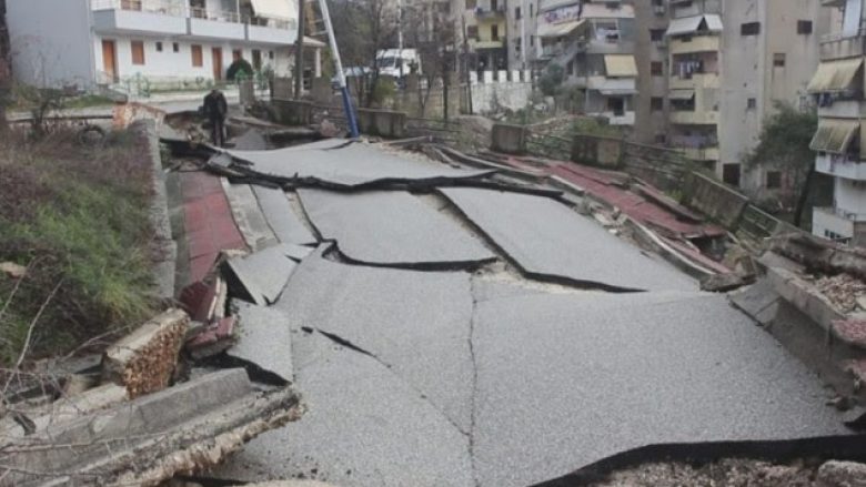 Në Gjirokastër po rrëshqet toka