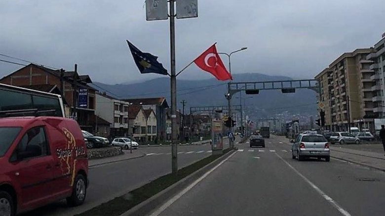 Haskuka vendos flamuj të Turqisë në Prizren, qytetarët ia heqin