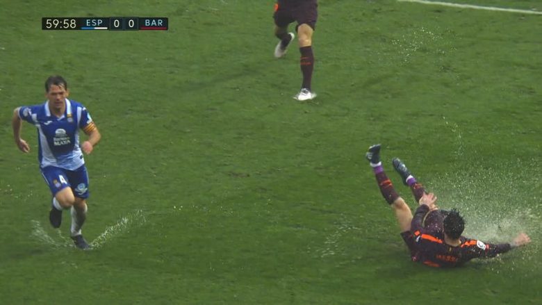 Momenti kur Messi u rrëzua në fushën përplot ujë të Espanyolit (Video)