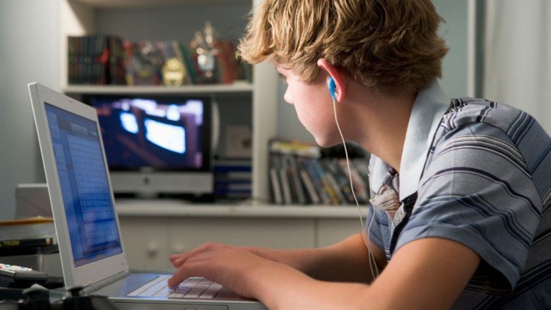 Gjashtë arsye se përse duhet ta monitoroni aktivitetin e fëmijës në internet