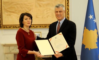 Thaçi dekoroi me Medalje Presidenciale ish-presidenten Jahjaga