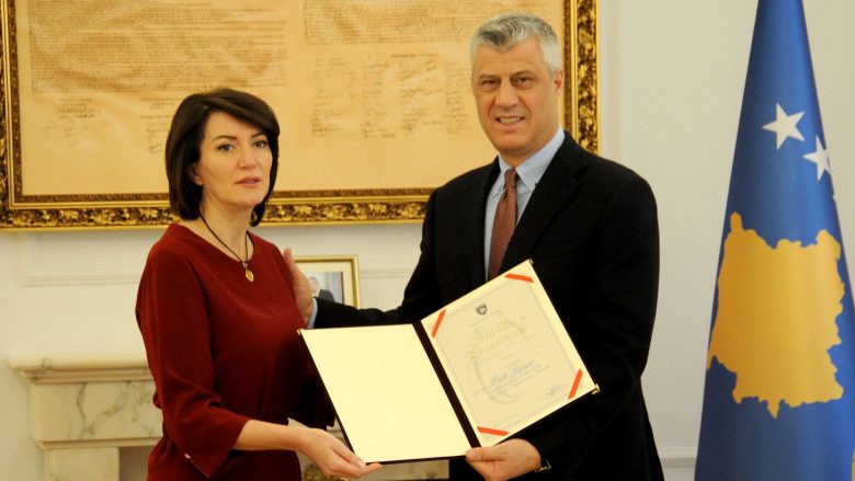 Thaçi dekoroi me Medalje Presidenciale ish-presidenten Jahjaga