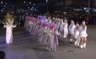 Mijëra të pranishëm në përfundimin e karnavalit të Strumicës (Video)
