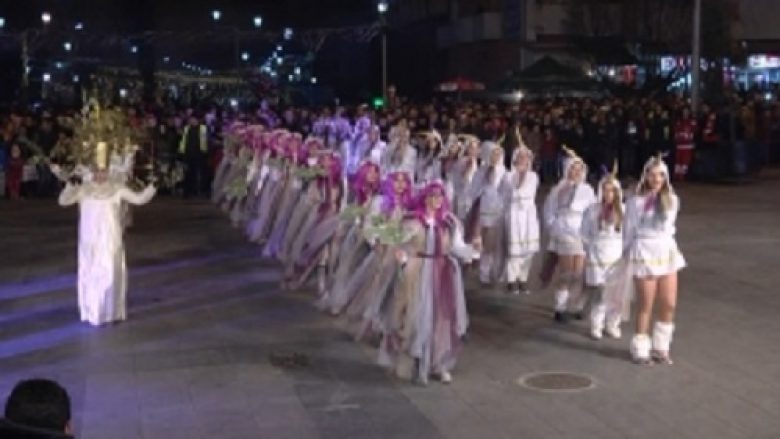 Mijëra të pranishëm në përfundimin e karnavalit të Strumicës (Video)