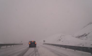 Rrugën e Kombit e ka mbuluar bora, vozitësit duhet të kenë kujdes (Foto)