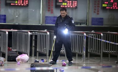Sulmuesit me thikë vrasin 29 persona dhe plagosin 130 në një stacion të trenave në Kinë
