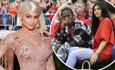 Kylie Jenner pendohet për shtatzëninë