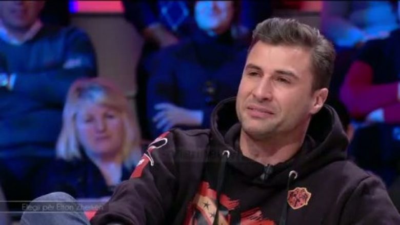Tatuazhi që ka bërë tifozi për momentin e grushtimit të serbit nga Loriku, Canën e bën të qaj live në emision (Video)