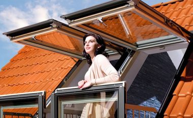 Zgjidhje e pabesueshme për banesën pa ballkon: Si bëhet tarraca nga dritarja për vetëm disa sekonda (Video)