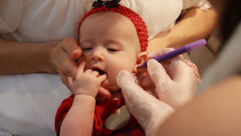 Pediatrit këshillojnë: Kur është e lejueshme t’ia shposh veshët fëmijës!