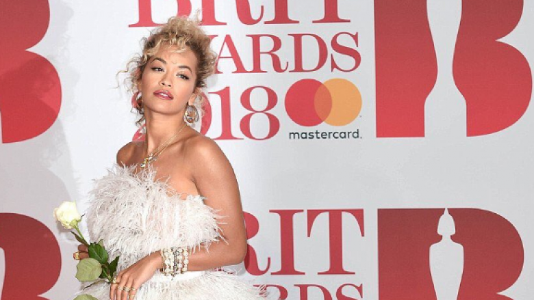 Rita Ora arrin në Brit Awards, duket mahnitëse në qilimin e kuq (Foto)