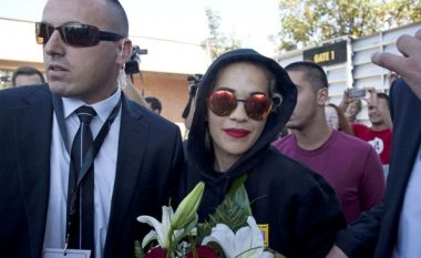 Rita Ora arrin në Kosovë, gjatë ditës do të mbajë konferencë për shtyp