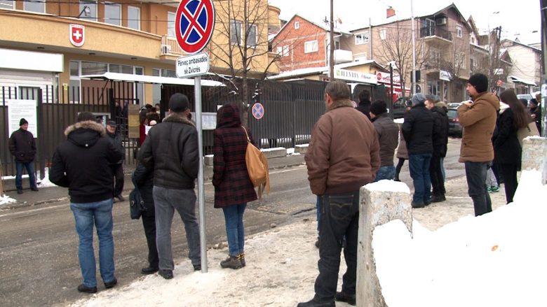 Të lodhur duke pritur për viza, qytetarët të zhgënjyer në udhëheqësit e shtetit (Video)