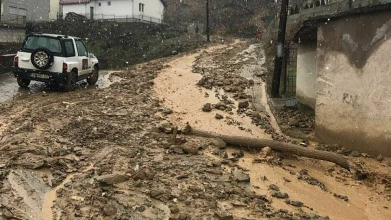 Rrëshqitje të dheut nga reshjet e shiut në dy fshatra të Prizrenit (Foto)