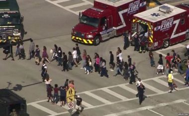 Shtatëmbëdhjetë të vdekur pas sulmit në një shkollë në Florida