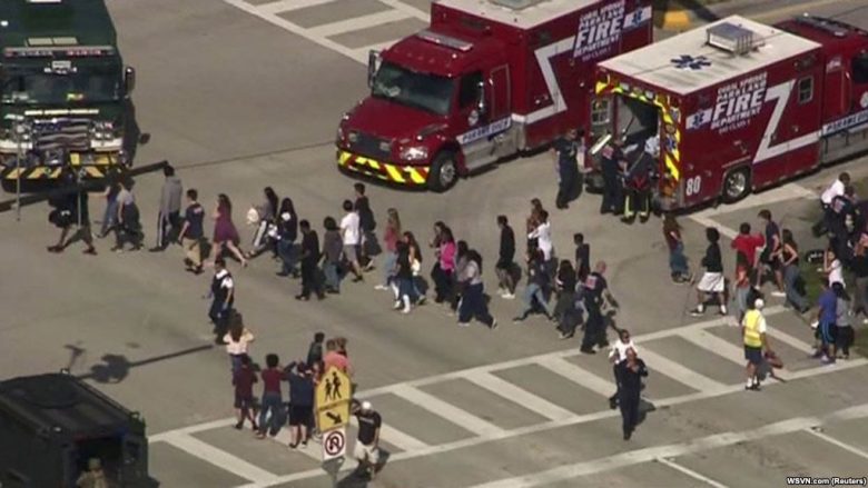 Shtatëmbëdhjetë të vdekur pas sulmit në një shkollë në Florida