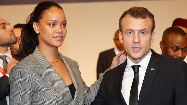 ​Rihanna “shmang” përqafimin e presidentit të Francës