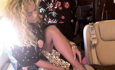 Rita Ora vetëm në reçipeta dhe të brendshme në aeroplan (Foto)