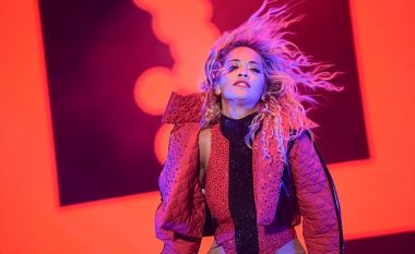 Rita Ora ‘e ndez’ atmosferën duke vallëzuar me këngë shqipe në shtëpinë e saj