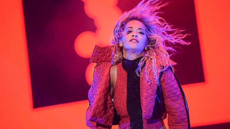 Rita Ora ‘e ndez’ atmosferën duke vallëzuar me këngë shqipe në shtëpinë e saj