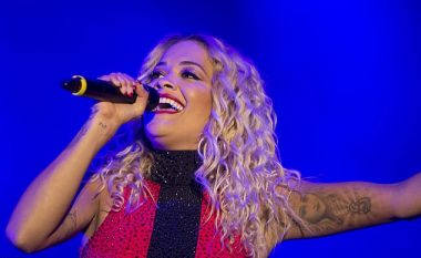 Rita Ora falënderon fansat: Ne bëmë histori sot