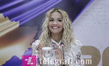 Gazetari i RTV Dukagjinit i propozon martesë Rita Orës, ajo pajtohet për një takim (Video)