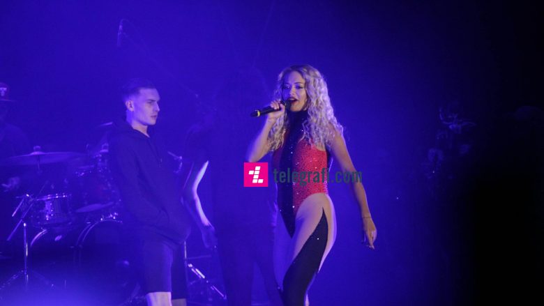Rita Ora publikon video nga momenti i largimit pas koncertit, e shoqëruar nga eskorta e policisë