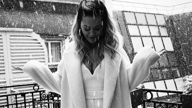 Rita Ora mjaft sensuale në Paris, teksa fotografohet në motin me dëborë (Foto)