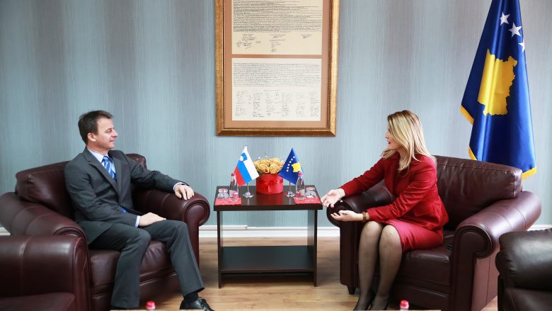 Ministrja Hoxha takon ambasadorin e Sllovenisë në Kosovë