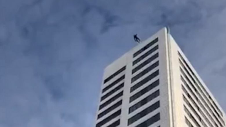 Kërceu nga kati i 24-të, parashuta dështoi të hapej – se shpëton, askush nuk do ta besonte! (Video)