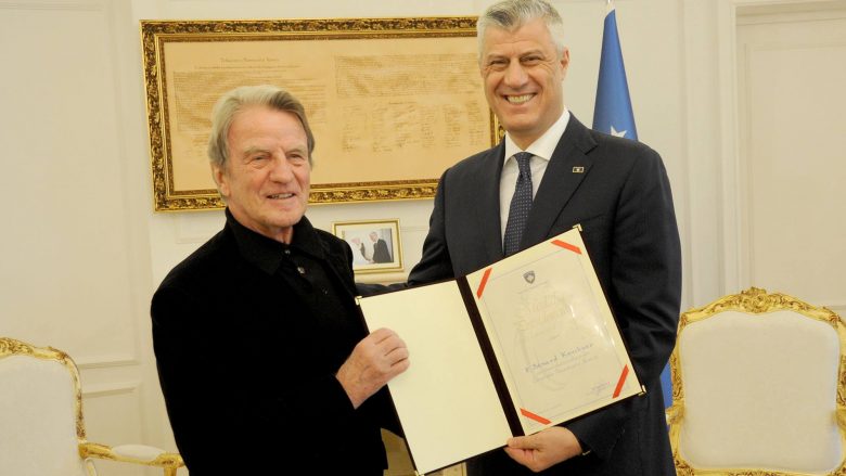 Thaçi dekoron me Medalje Presidenciale ish-shefin e UNMIK-ut, Bernard Kushner
