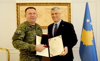 Thaçi dekoron komandantin e FSK-së