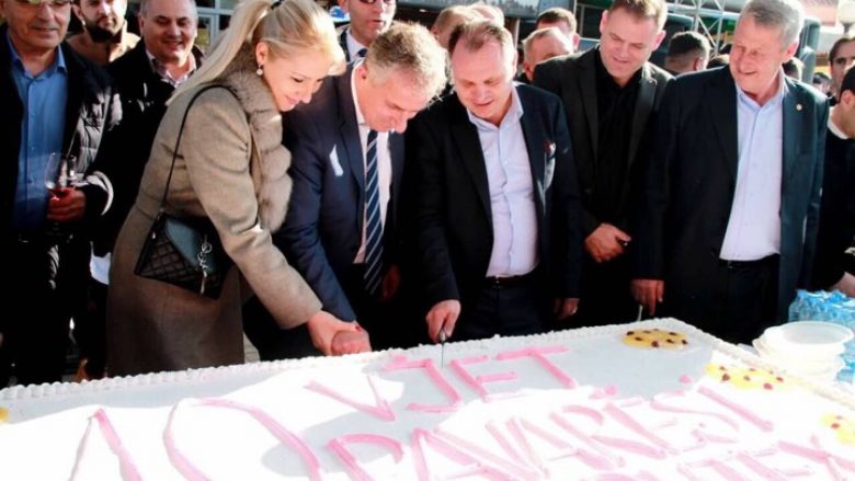 Në Suharekë qytetarët shijuan tortën e madhe të Pavarësisë (Foto)