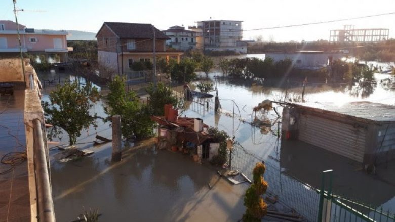 Disa shtëpi ende nën ujë në Vlorë