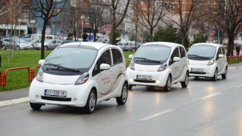 Paradoksale, edhe për veturat hibride aplikohet taksa mjedisore në Kosovë