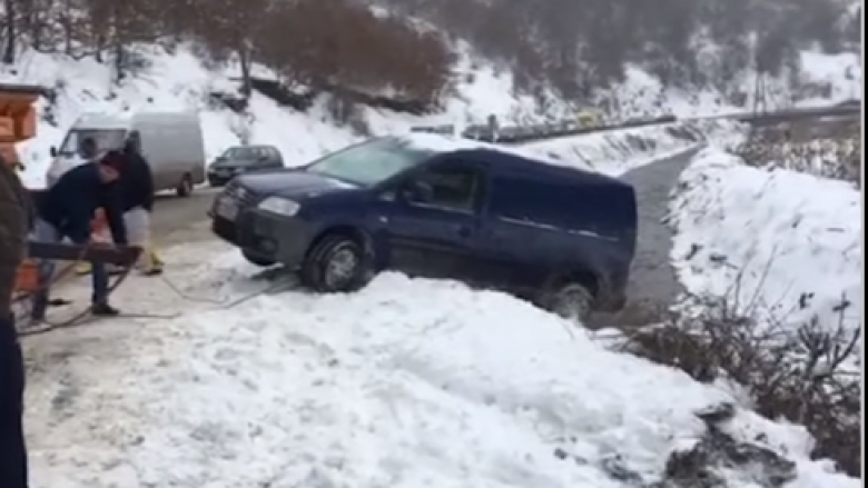 Vetura del jashtë rrugës në Carralevë, mund të përfundonte në lumë (Video)