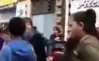 E kapë për qafe foshnjën, duke e shfrytëzuar si “shkop” për ta goditur në kokë një burrë (Video, +18)