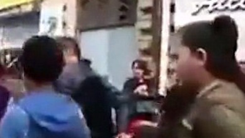 E kapë për qafe foshnjën, duke e shfrytëzuar si “shkop” për ta goditur në kokë një burrë (Video, +18)