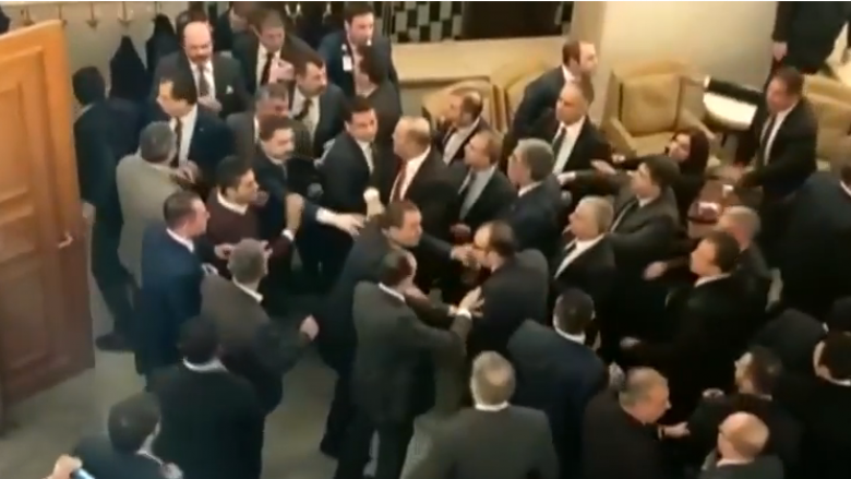 Shtyrje dhe grushta mes deputetëve në Parlamentin turk (Video)