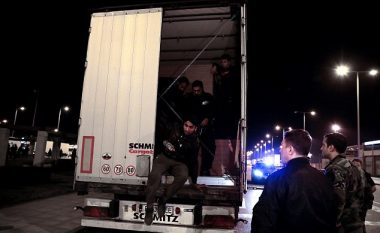 Imazhet e skanerit me rreze X, shfaqin emigrantët e fshehur në rezervuarin e karburantit të kamionëve në portin grek (Foto)