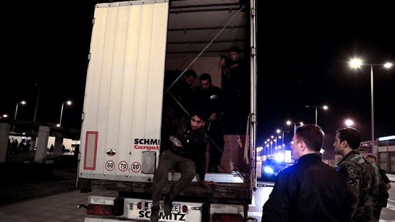 Imazhet e skanerit me rreze X, shfaqin emigrantët e fshehur në rezervuarin e karburantit të kamionëve në portin grek (Foto)