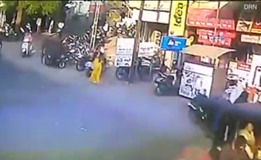 Demi godet nga mbrapa gruan në qendër të qytetit në mes të ditës, e hedh mbi tri metra larg (Video, +18)