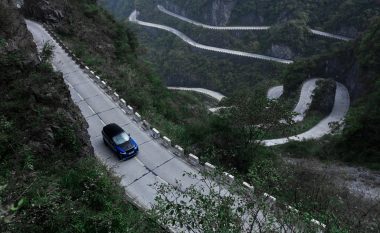 Range Rover Sport SVR thyen rekordin e Ferrari, duke kryer më shpejtë shtegun në njërën nga rrugët më të rrezikshme në botë (Foto/Video)