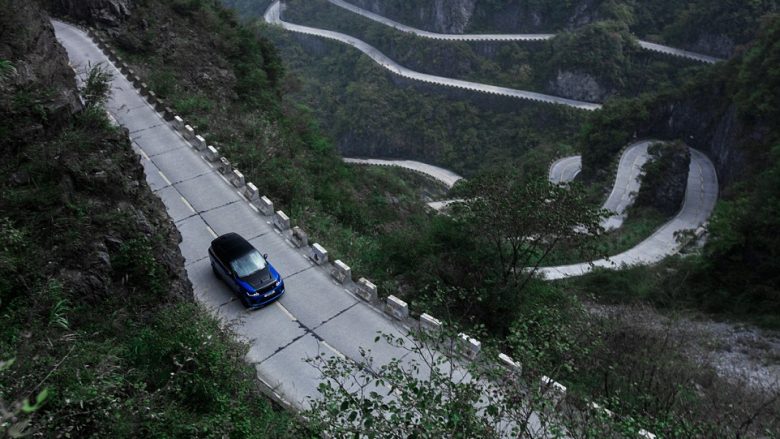 Range Rover Sport SVR thyen rekordin e Ferrari, duke kryer më shpejtë shtegun në njërën nga rrugët më të rrezikshme në botë (Foto/Video)