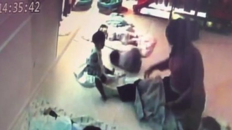 Kujdestarja godet në kokë dhe përplas për dysheme foshnjën 18-muajshe, pamjet publikohen në internet (Video, +18)