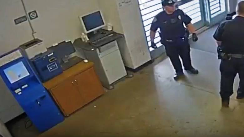 Gardiani i burgut filmohet duke e goditur në kokë të burgosurin, edhe pse ai i kishte duart e lidhura me pranga (Video)